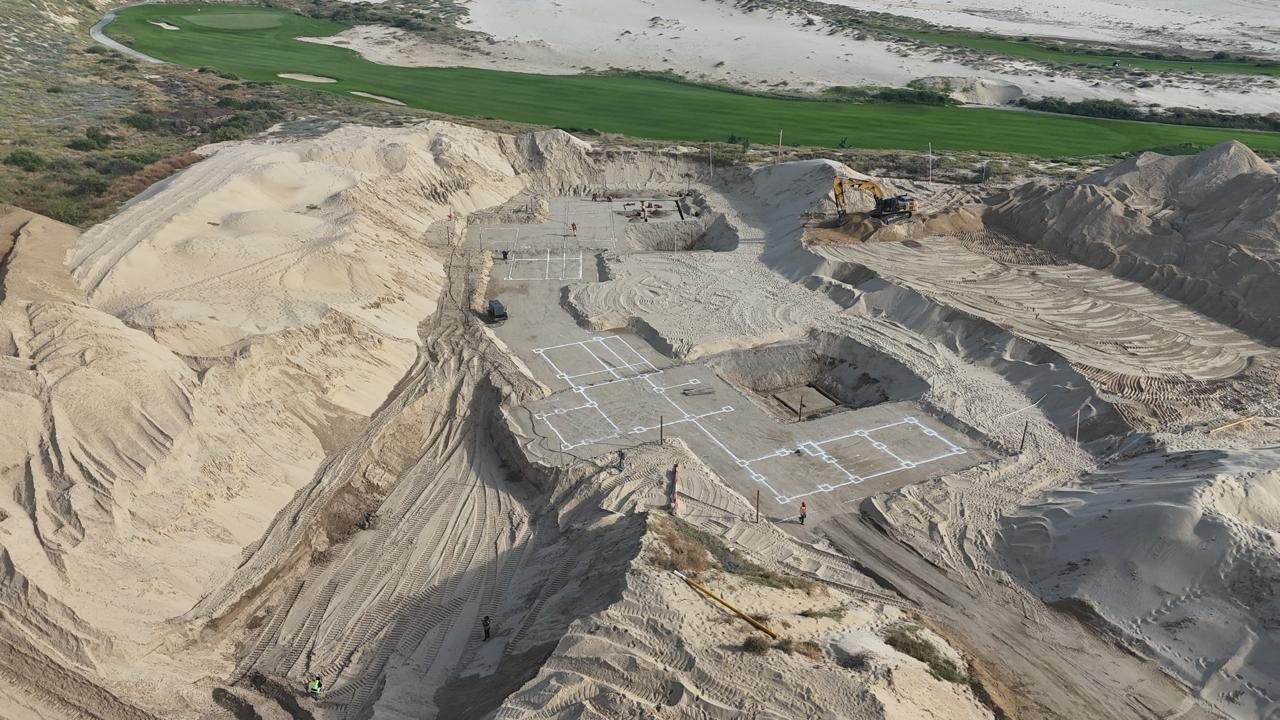 Vista aérea de terracerías y trazos blancos sobre plataformas